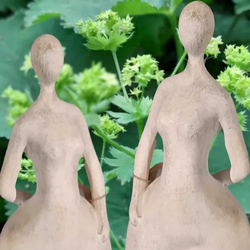 Zwei Keramikfiguren im Frauenmantel-Kraut